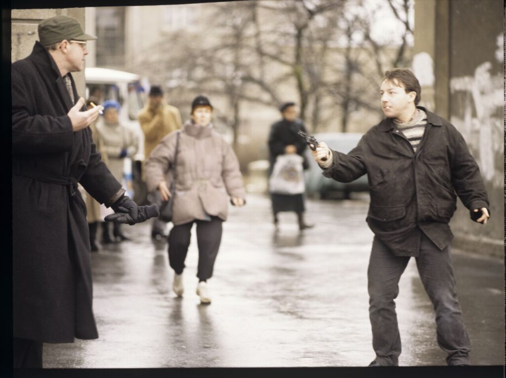 Karol (Zbigniew Zamachowski) and the "tall man" (Piotr Machalica) in front of the currency exchange office.