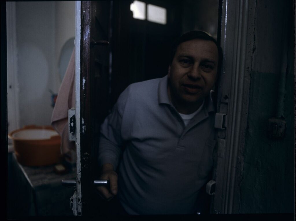 Jurek (Jerzy Stuhr) asks his brother to do the hair of several clients.