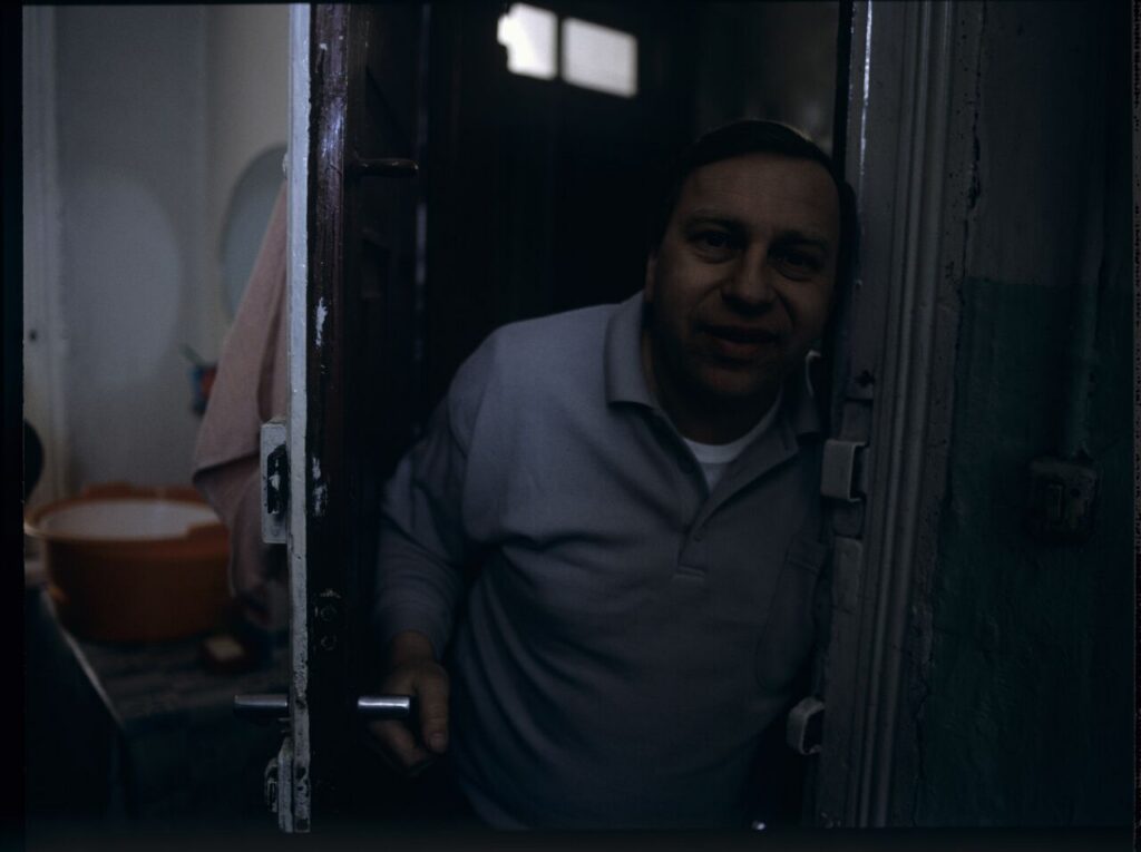 Jurek (Jerzy Stuhr) asks his brother to do the hair of several clients.