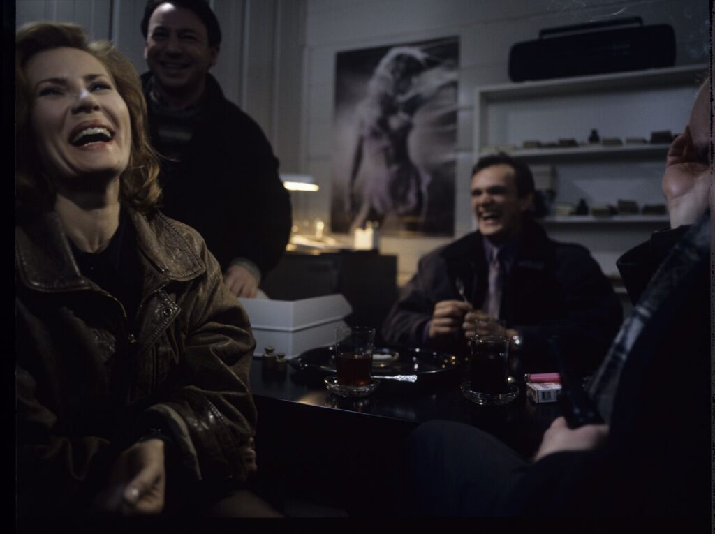 The scene in the currency exchange office where Karol works as a security guard. In the picture, "Blondynka" (Szapołowska).