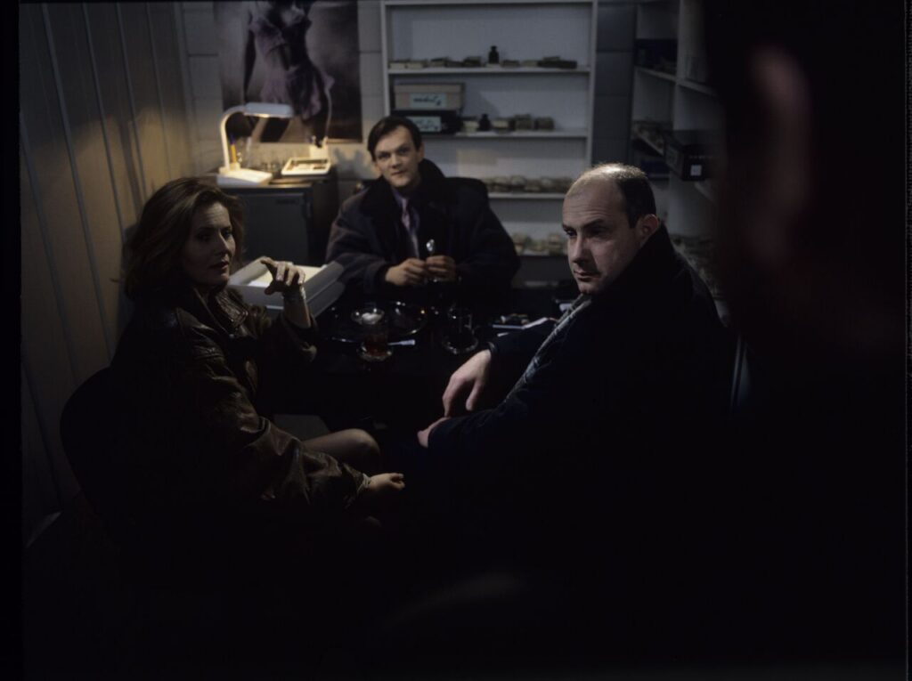 The scene in the currency exchange office where Karol works as a security guard. In the picture, "Blondynka" (Szapołowska).