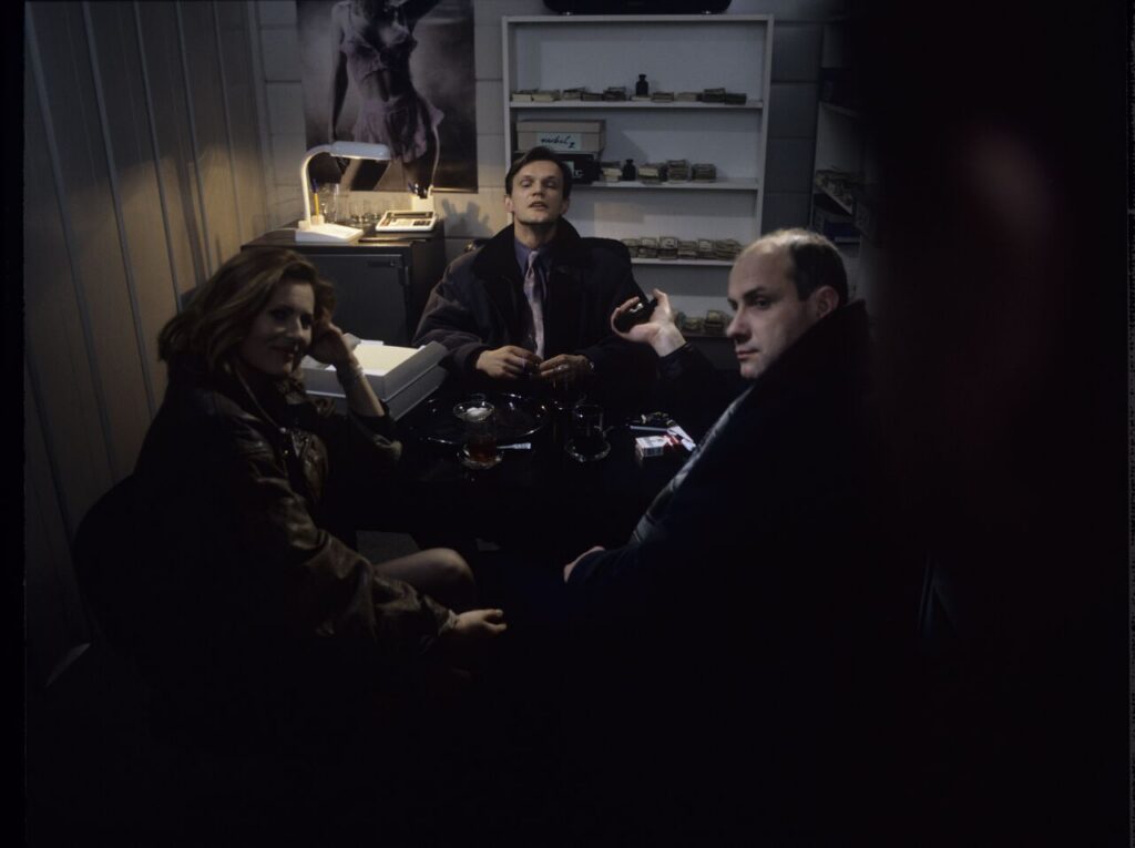 The scene in the currency exchange office where Karol works as a security guard. In the picture, "Blondynka" (Szapołowska).