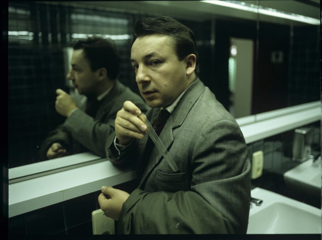 Karol (Zbigniew Zamachowski) in the toilet at the courthouse.