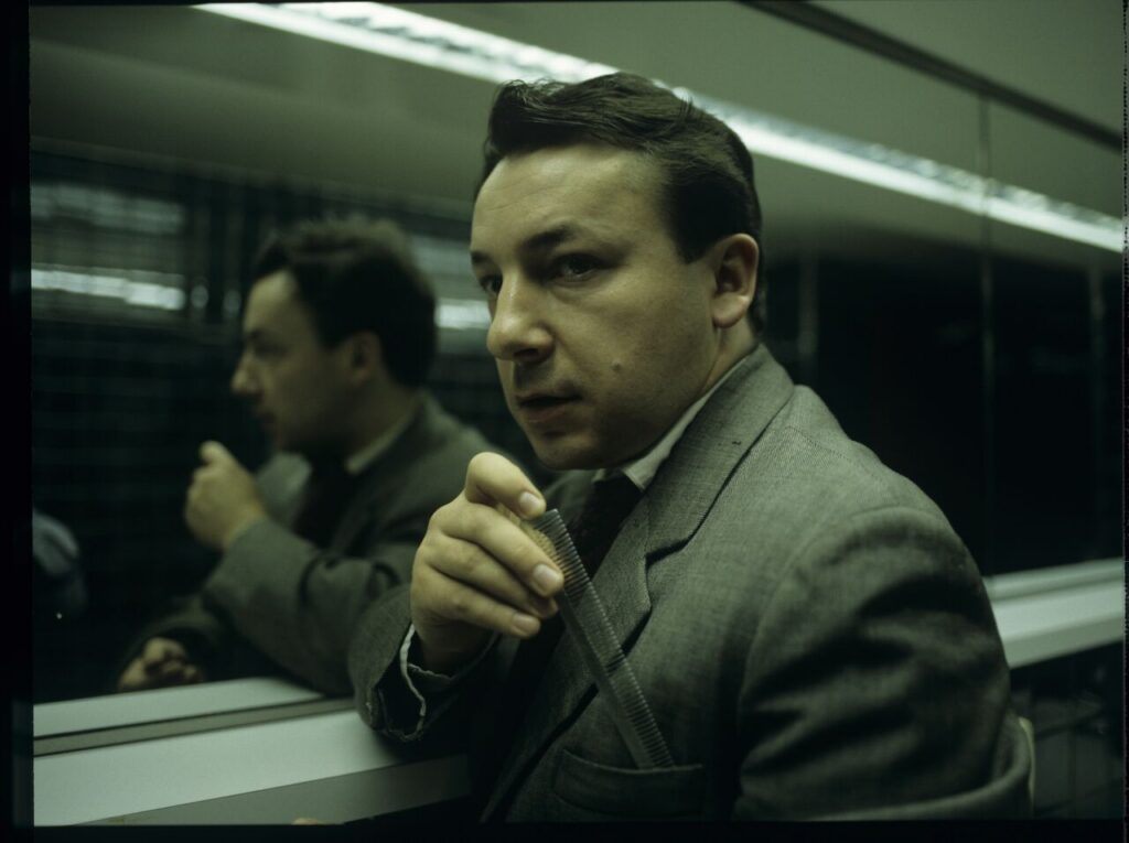 Karol (Zbigniew Zamachowski) in the toilet at the courthouse.