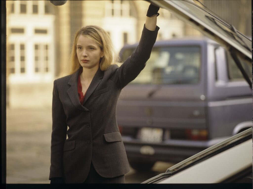 After the divorce hearing, Dominique (Julie Delpy) is waiting for Karol to throw the suitcase with his things out of the car.