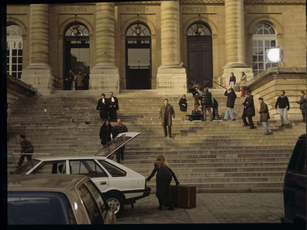 Karol (Zbigniew Zamachowski) sees his wife Dominique (Julie Delpy) takes a suitcase with his things out of the car.