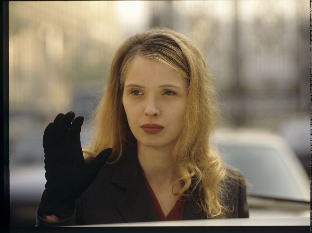 Dominique (Julie Delpy), after the divorce hearing, waves Karol (Zbigniew Zamachowski) with an ironic face to say goodbye.