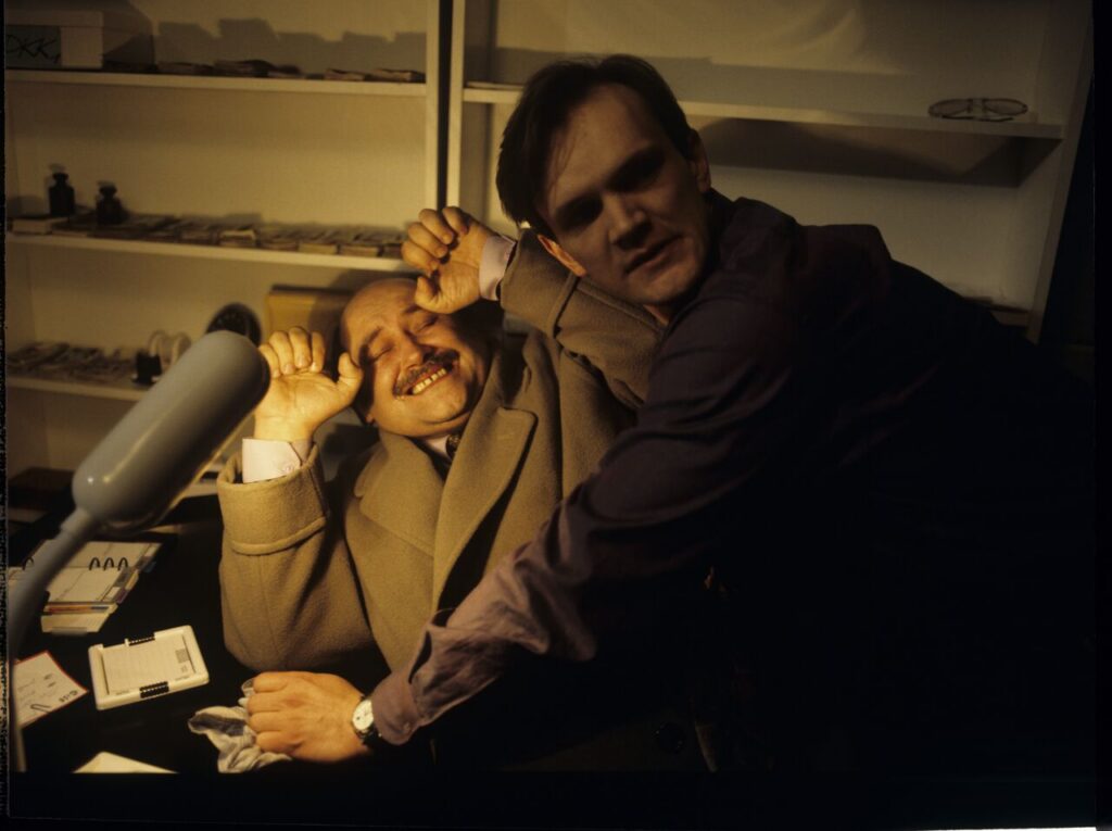 The owner (Pazura) helps "Elegant" (Warchoł) who was attacked by Karol with a gas pistol in the currency exchange office.