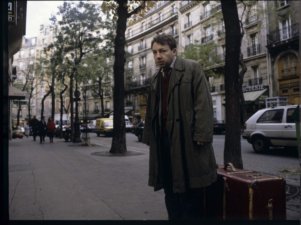 After divorcing Dominique, Karol (Zbigniew Zamachowski) is left on the street with a suitcase and has nowhere to go.