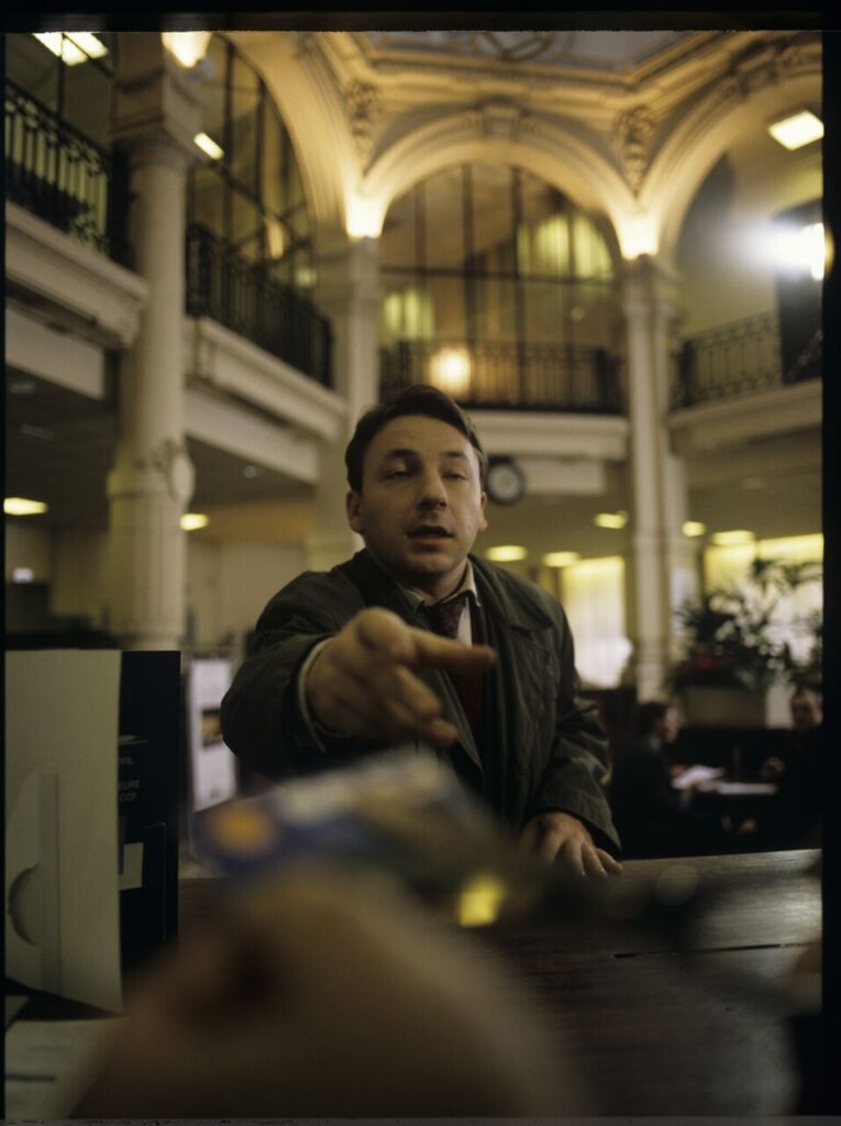 A scene in a bank in which an official informs Karol (Zamachowski) about blocking his account and destroys his card.