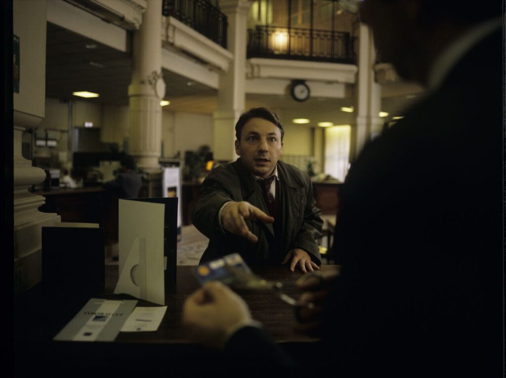 A scene in a bank in which an official informs Karol (Zbigniew Zamachowski) about blocking his account and destroys his card.