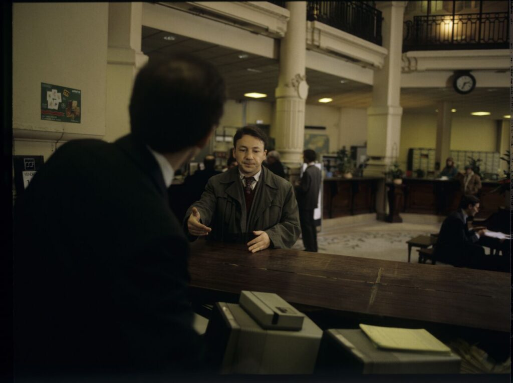 A scene in a bank in which an official informs Karol (Zbigniew Zamachowski) about blocking his account and destroys his card.