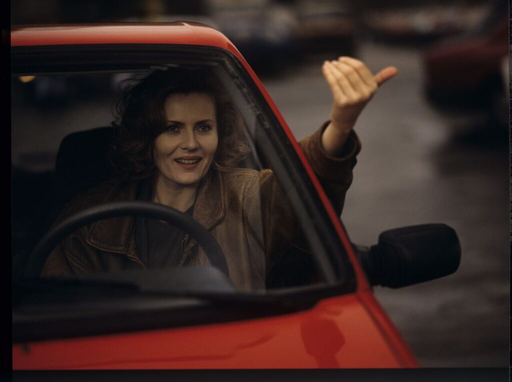 "Blondynka" (Grażyna Szapołowska) in a car desperately stopped by Karol. The scene was not shown in the film.