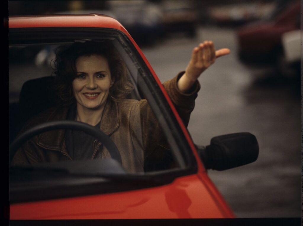 "Blondynka" (Grażyna Szapołowska) in a car desperately stopped by Karol. The scene was not shown in the film.