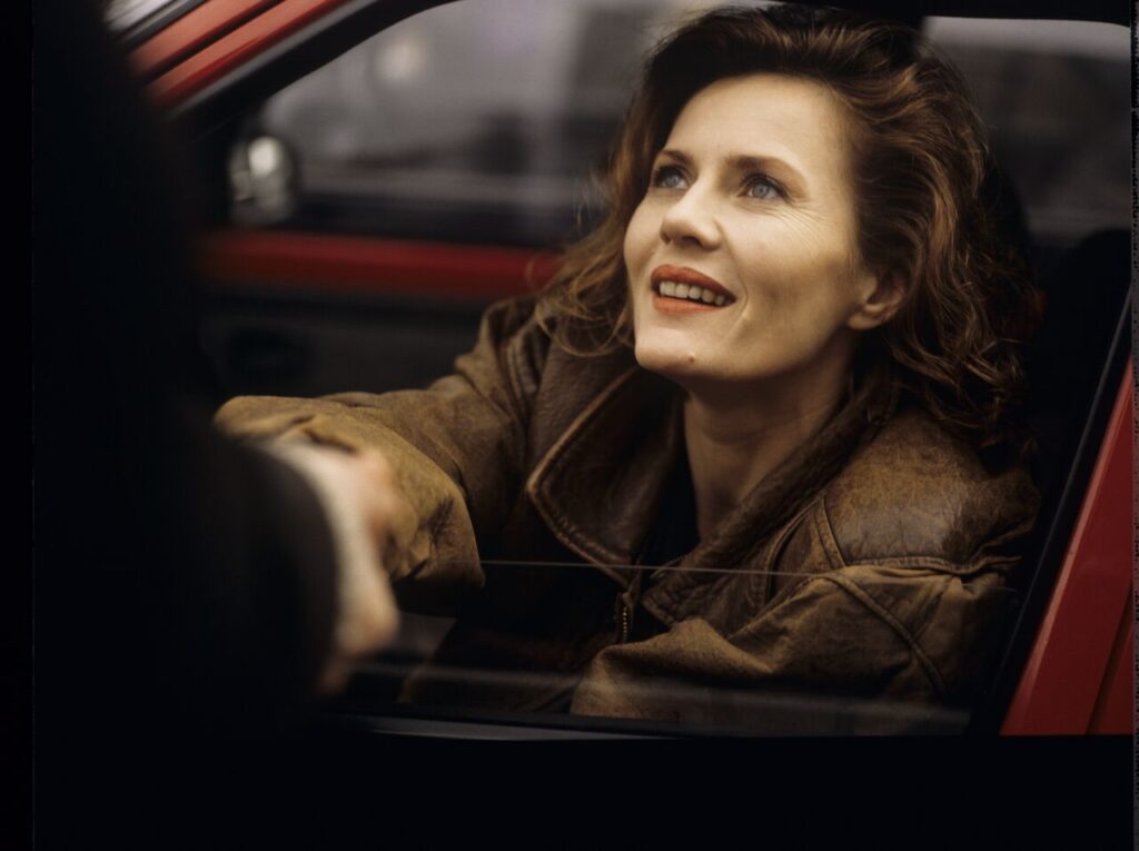 "Blondynka" (Grażyna Szapołowska) in a car desperately stopped by Karol. The scene was not shown in the film.