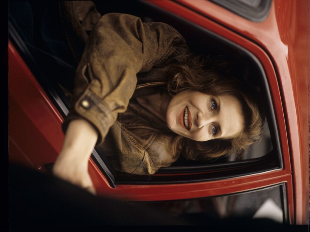 "Blondynka" (Grażyna Szapołowska) in a car desperately stopped by Karol. The scene was not shown in the film.