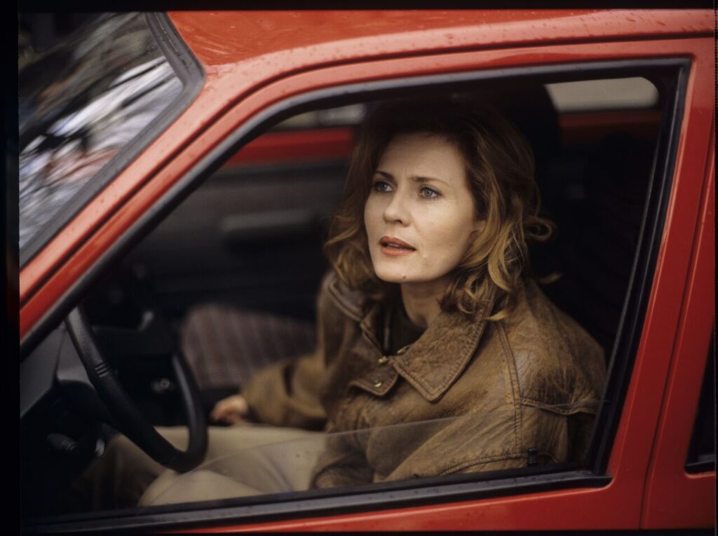 "Blondynka" (Grażyna Szapołowska) in a car desperately stopped by Karol. The scene was not shown in the film.