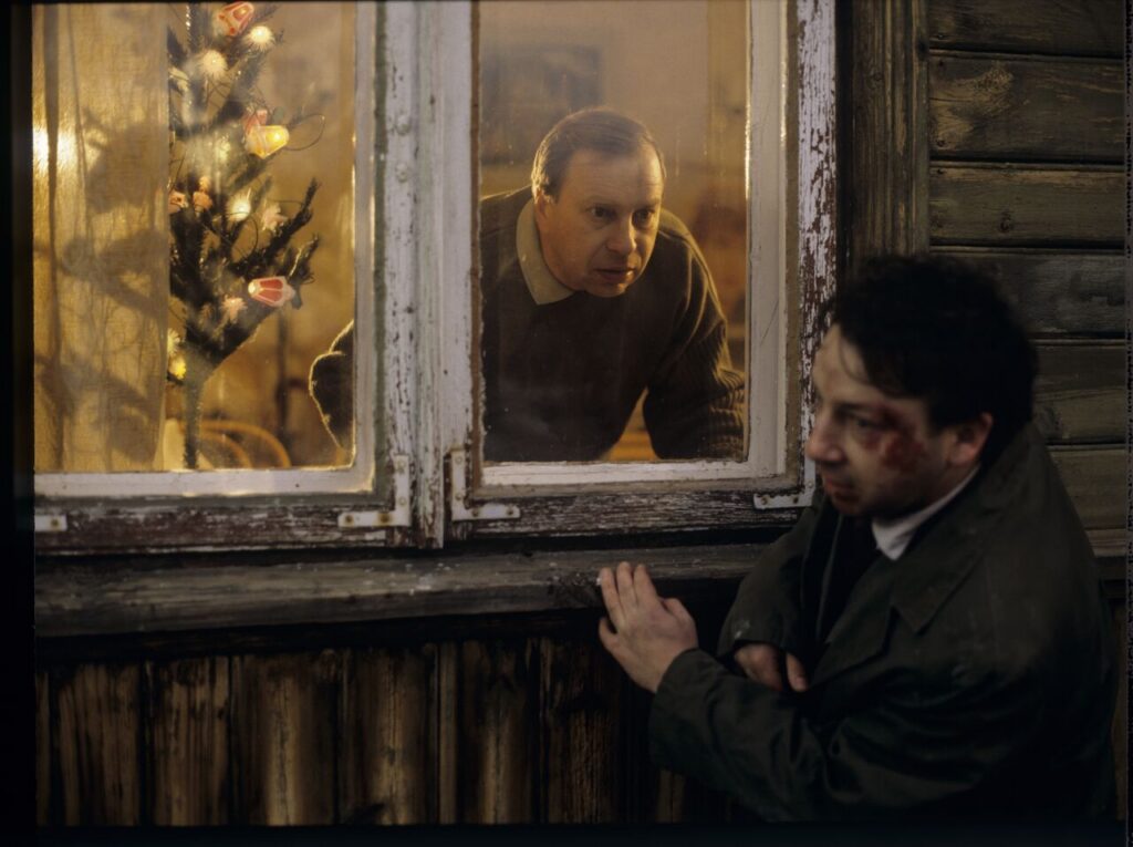 Beaten on airport by luggage thieves, Karol (Zamachowski) hardly reaches the house of his brother Jurek (Stuhr).