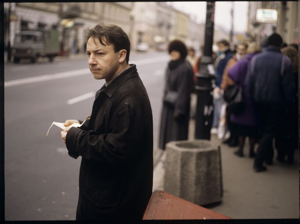 Karol (Zbigniew Zamachowski) on a Warsaw street.