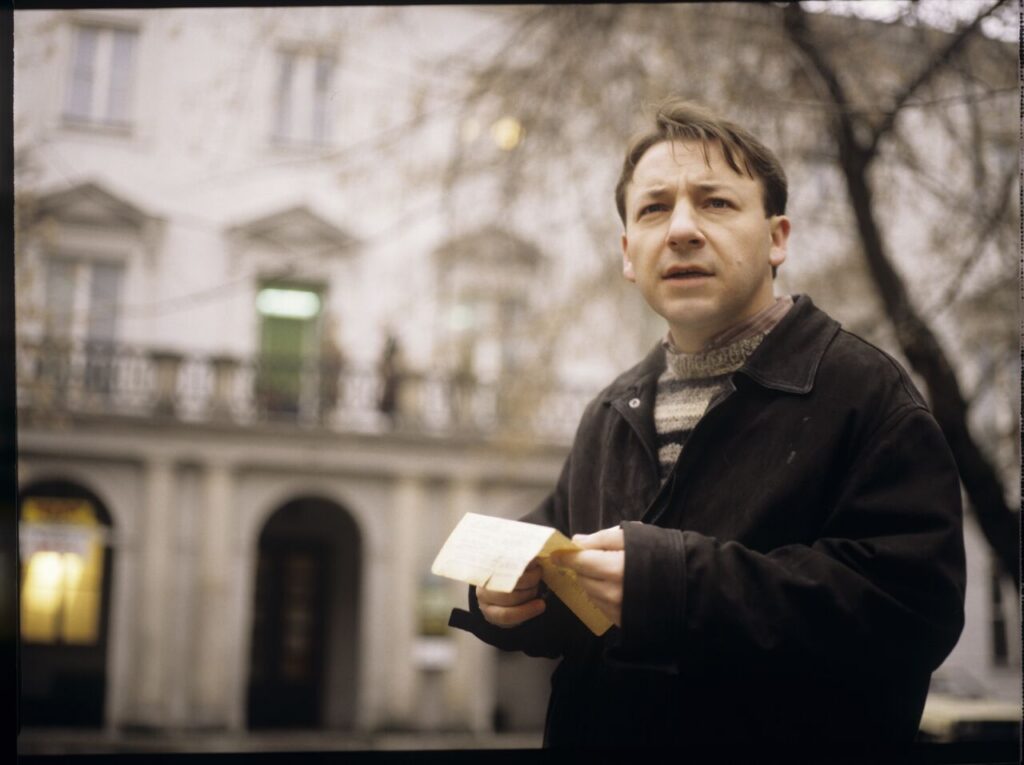 Karol (Zbigniew Zamachowski) on a Warsaw street.