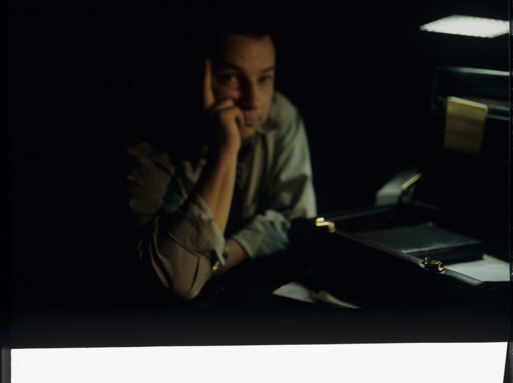 Karol (Zbigniew Zamachowski) on a Warsaw street.