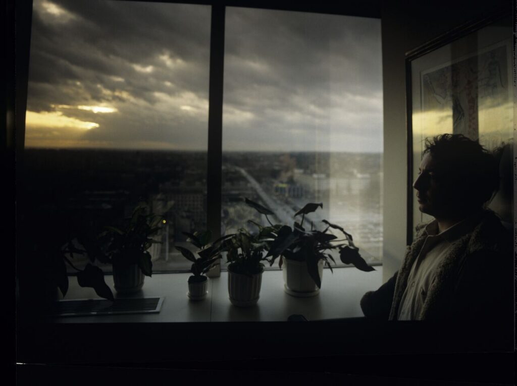 Karol (Zbigniew Zamachowski) on a Warsaw street.