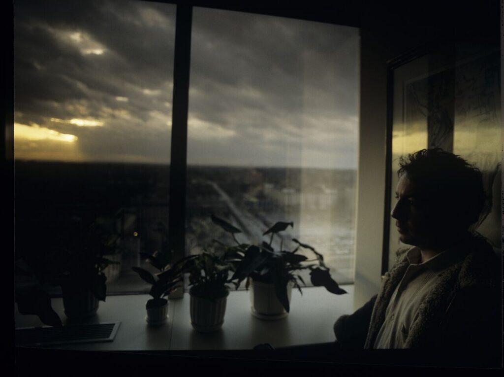 Karol (Zbigniew Zamachowski) on a Warsaw street.