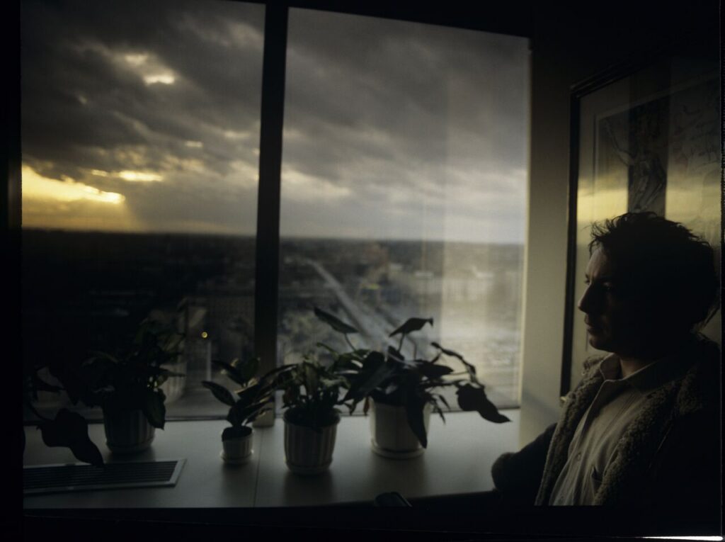 Karol (Zbigniew Zamachowski) on a Warsaw street.