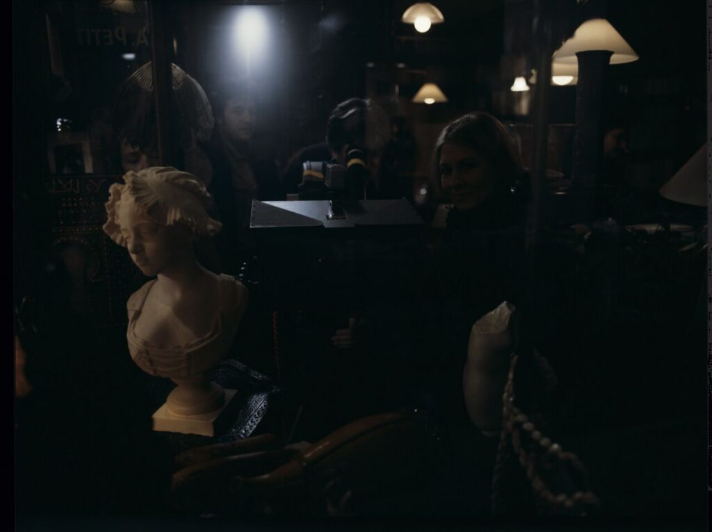 A view of the window of an antique shop, where Karol's attention was caught by the sight of an alabaster bust of a woman.
