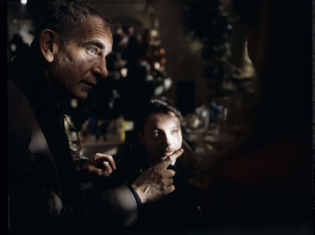 Kieślowski (director) and Zamachowski (actor) on the set at the Dominique hairdressing salon in Paris.