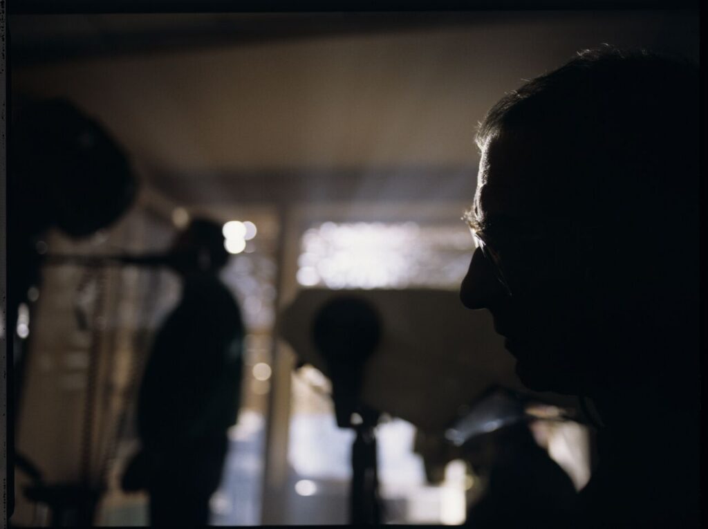 Krzysztof Kieślowski (director) on the set at Dominique's hairdressing salon in Paris.