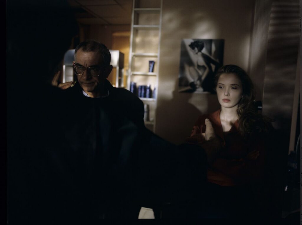 Krzysztof Kieślowski (director) on the set at Dominique's hairdressing salon in Paris.