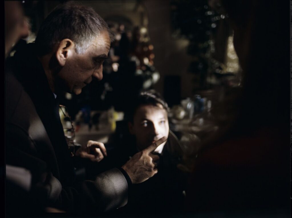 Kieślowski (director) and Zamachowski (actor) on the set at the Dominique hairdressing salon in Paris.