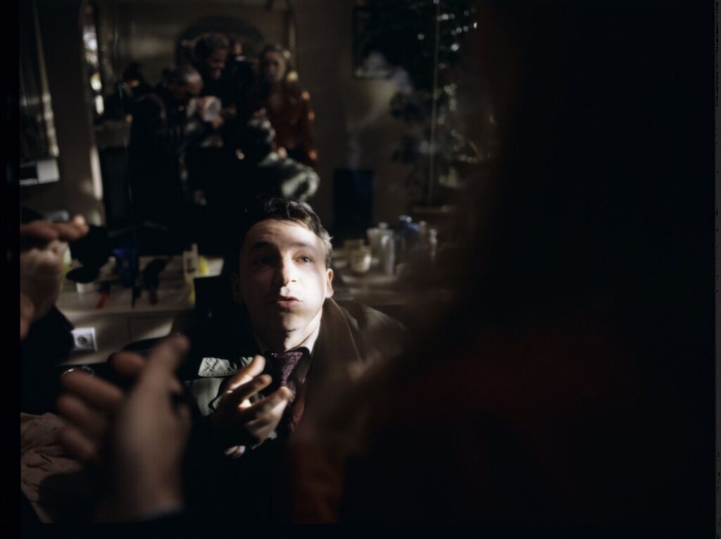 Kieślowski (director) and Zamachowski (actor) on the set at the Dominique hairdressing salon in Paris.