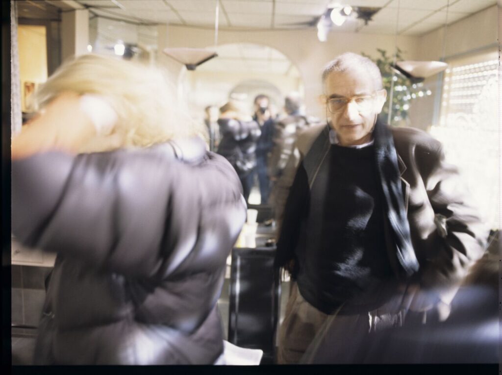 Krzysztof Kieślowski (director) on the set at the Dominique hairdressing salon in Paris.