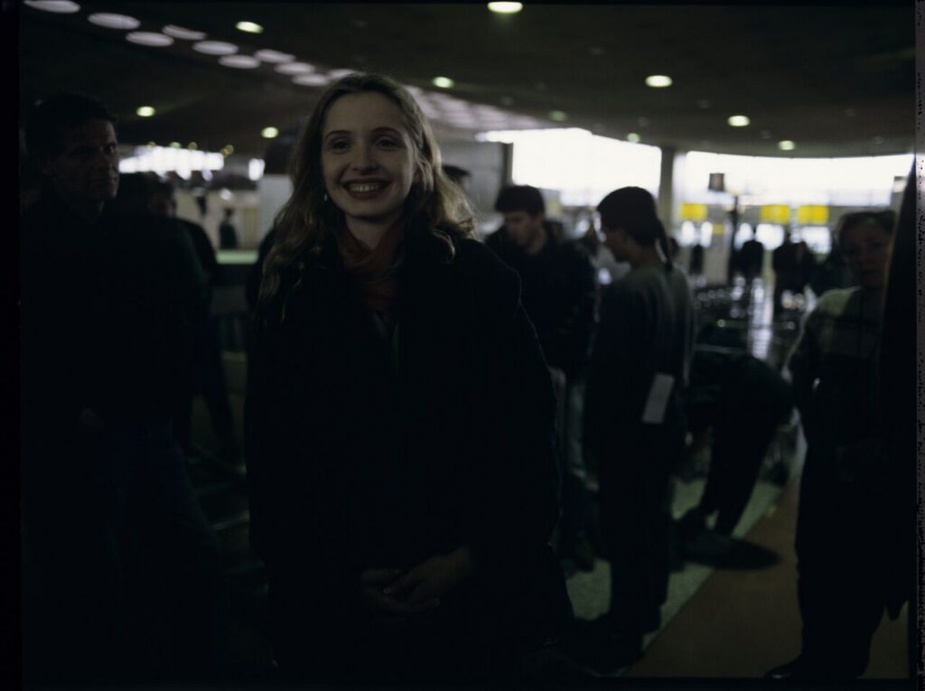 Julie Delpy (player of Dominique) on set.