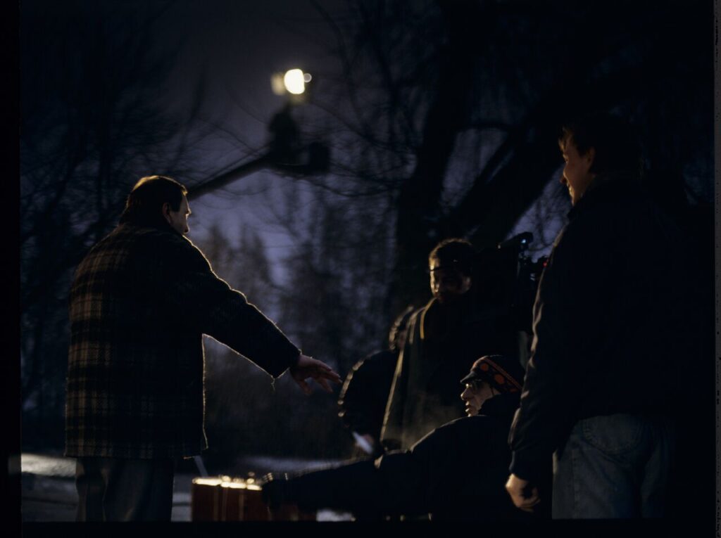 The set during the filming of the scene of Karol's arrival at his brother's house.