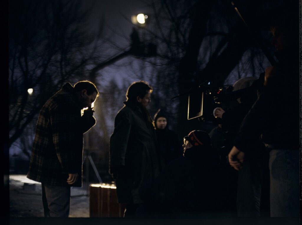 The set during the filming of the scene of Karol's arrival at his brother's house.