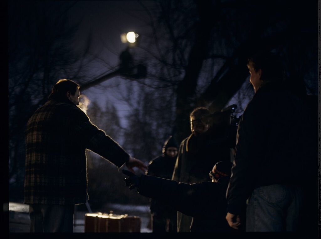 The set during the filming of the scene of Karol's arrival at his brother's house.