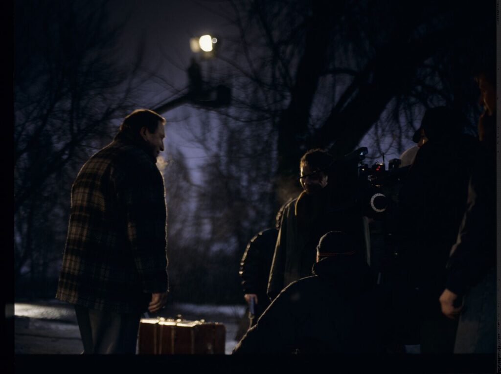 The set during the filming of the scene of Karol's arrival at his brother's house.