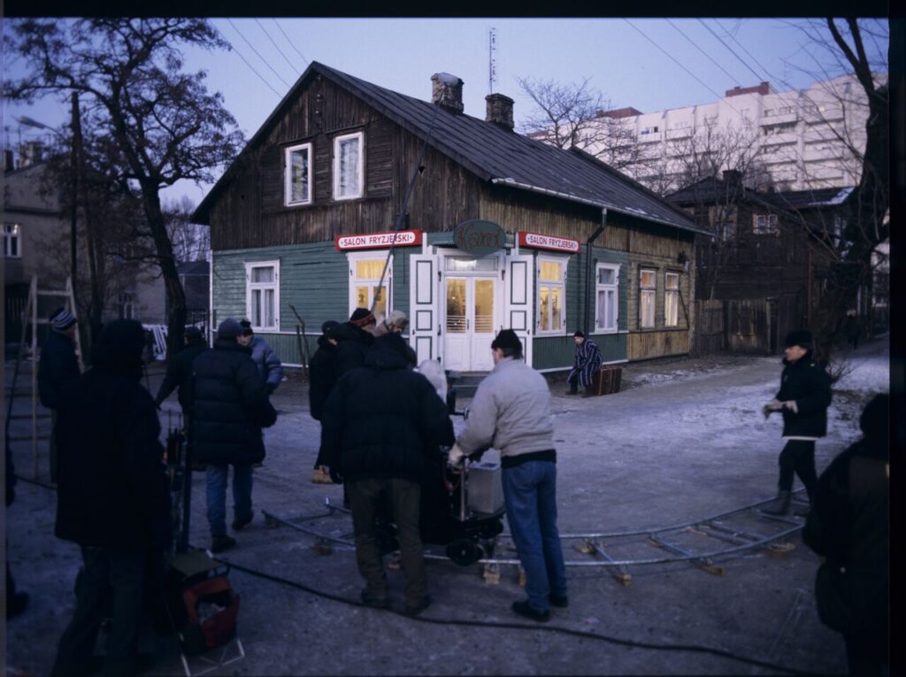 The set during the filming of the scene of Karol's arrival at his brother's house.