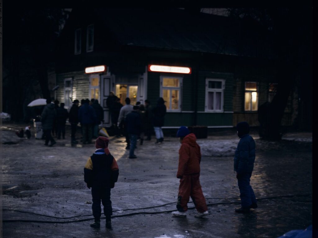 The set during the filming of the scene of Karol's arrival at his brother's house.