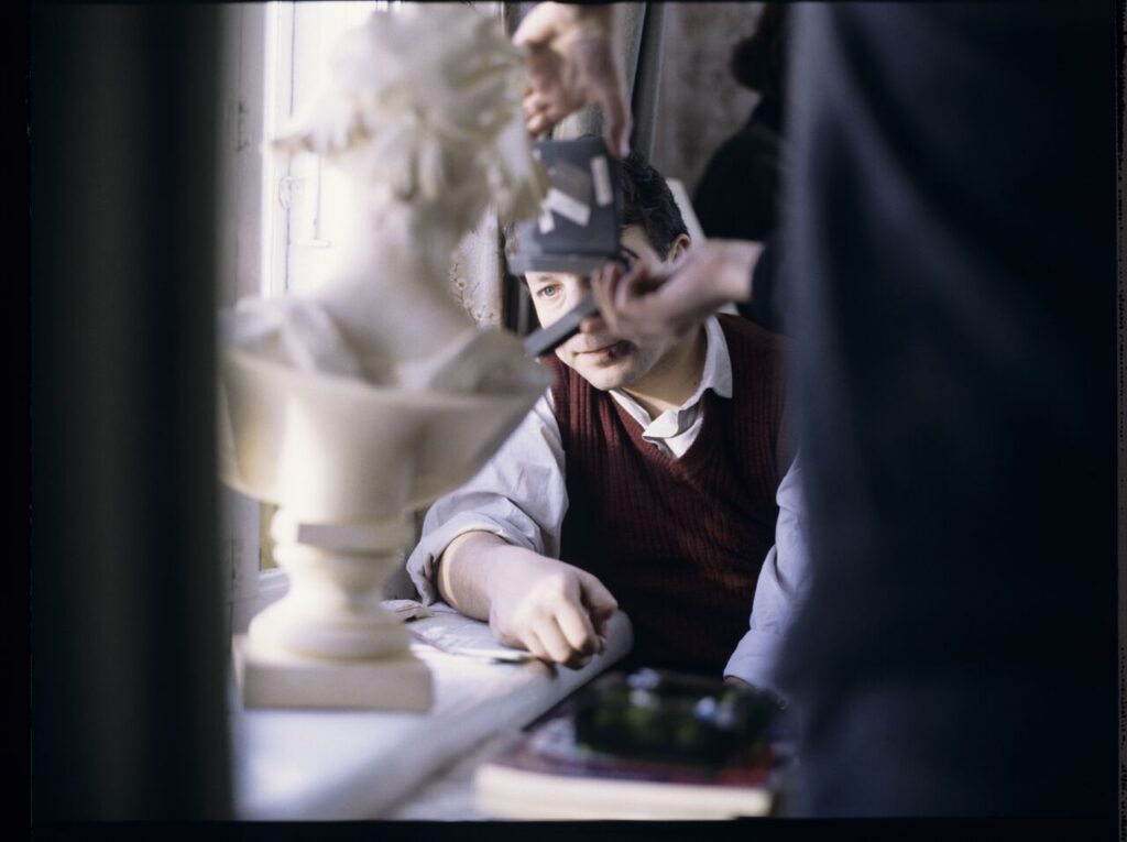 Filming the scene during which Karol (Zbigniew Zamachowski) places a plaster bust of a woman on the windowsill.