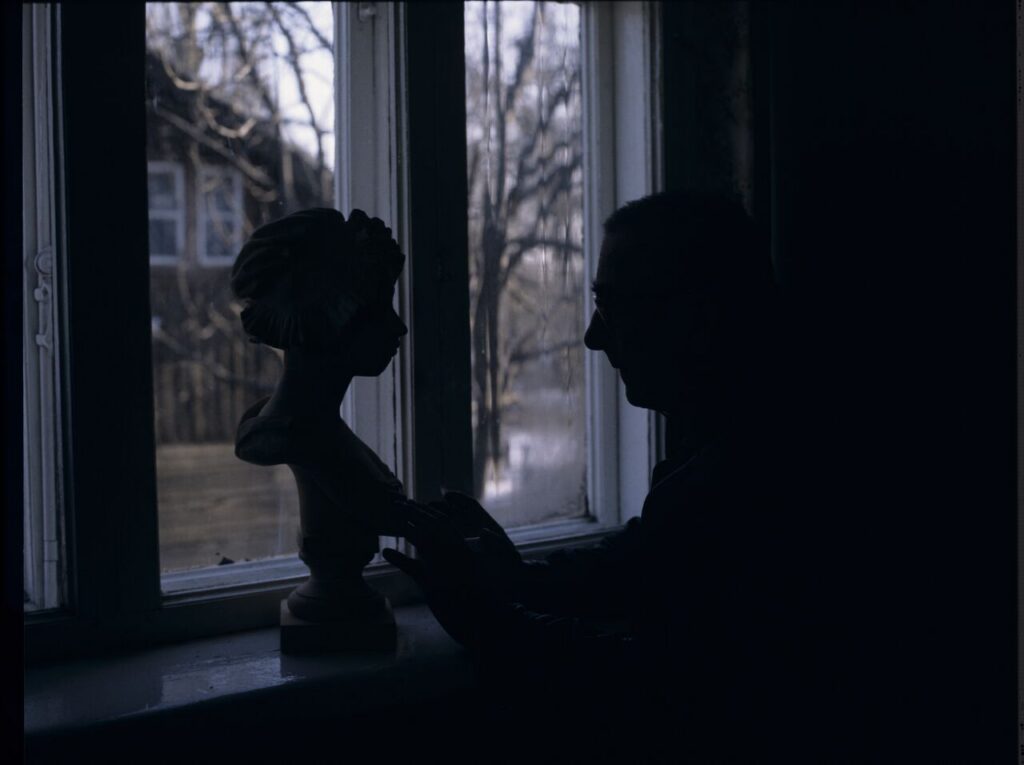 Krzysztof Kieślowski (director) places a plaster bust of a woman, brought by Karol from Paris, on the window sill.
