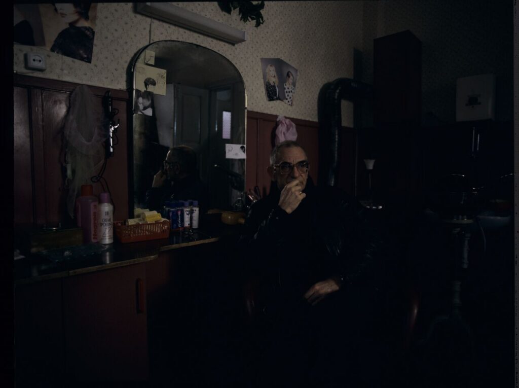 Krzysztof Kieślowski (director) on the set at the hairdressing salon of Jurek, Karol's brother.
