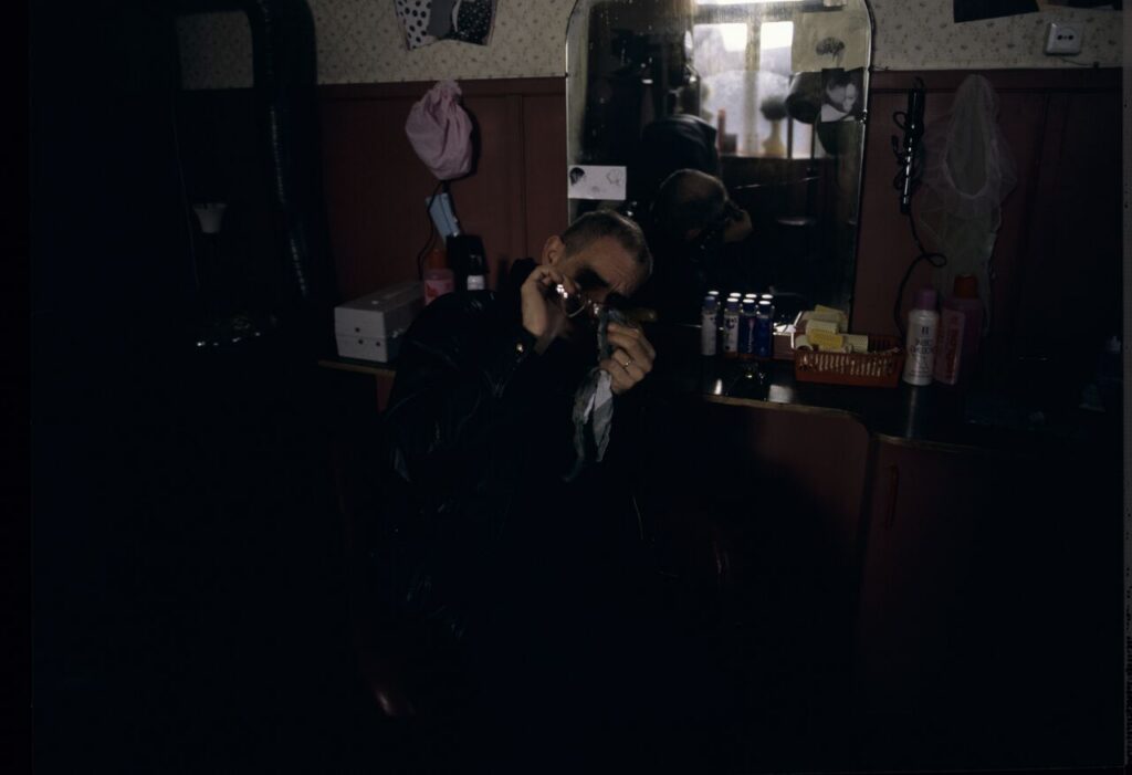 Krzysztof Kieślowski (director) on the set at the hairdressing salon of Jurek, Karol's brother.