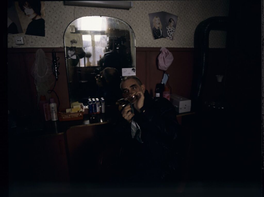 Krzysztof Kieślowski (director) on the set at the hairdressing salon of Jurek, Karol's brother.