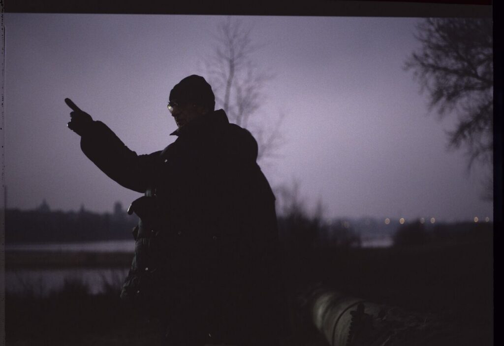 Krzysztof Kieślowski on the set on the banks of the Vistula River.