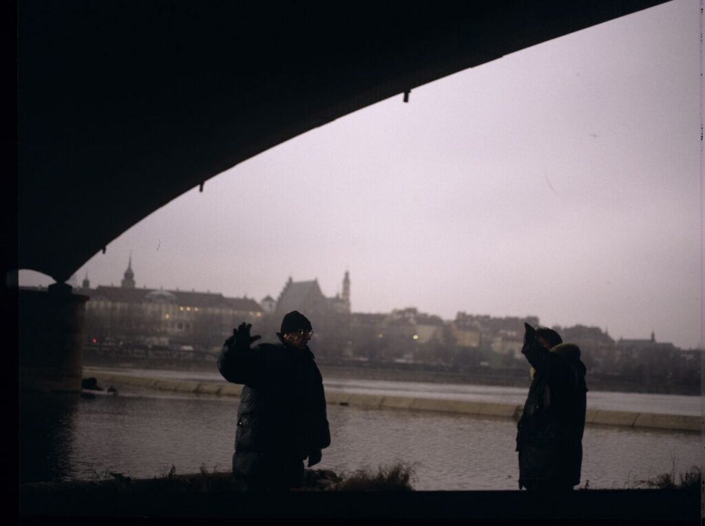 Krzysztof Kieślowski (director) and Zbigniew Zamachowski (Karol) on the set on the bank of the Vistula River.