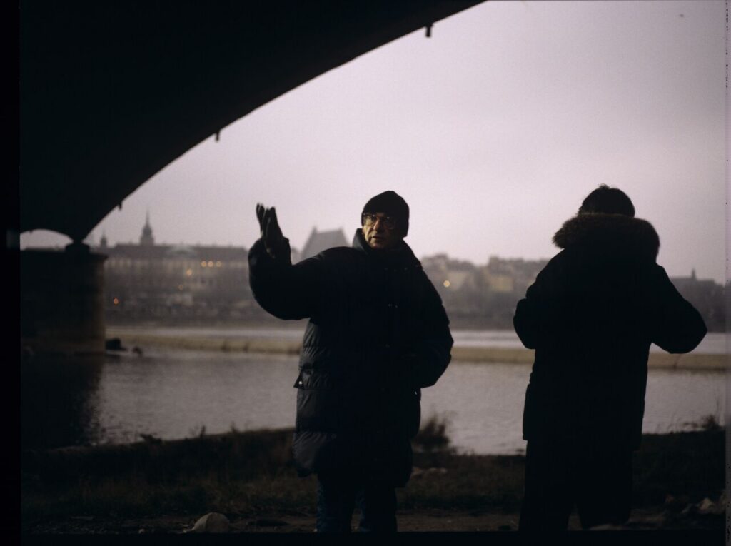Krzysztof Kieślowski (director) and Zbigniew Zamachowski (Karol) on the set on the bank of the Vistula River.